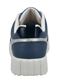 Marineblaues Sneaker-Modell mit einer strukturierten Lederaußenseite, weißer gepolsterter Sohle und einem silbernen Akzentstreifen. Verfügt über eine Stoffschlaufe an der Ferse.