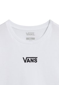 Hvid bomulds T-shirt med rund halsudskæring, der har et fremtrædende sort broderet "VANS" logo på den øverste venstre side. Størrelse: Lille.