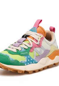Sneaker coloré présentant des matériaux mélangés : suède vert, mesh et accents orange. Il a un design texturé et motif, ainsi qu'une semelle épaisse.