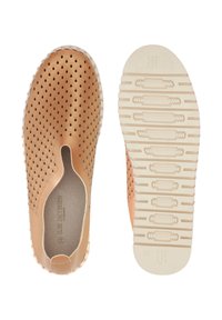 Brązowe perforowane mokasyny z zaokrąglonym noskiem, teksturowanym wzorem i kontrastującą białą podeszwą. Podeszwa posiada linie antypoślizgowe oraz branding.