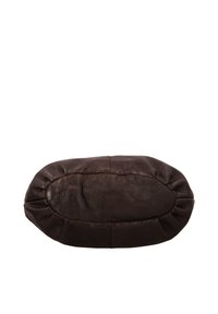 Coussin ovale en cuir marron foncé avec des bords froncés et une texture visible sur la surface sur fond blanc.