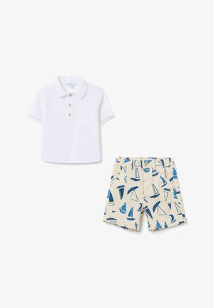 Witte korte mouwen polo met drie knopen en een zak, gecombineerd met beige shorts met een blauw zeilbootpatroon.