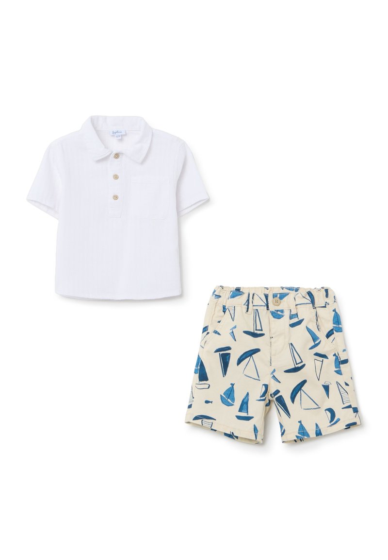 Witte korte mouwen polo met drie knopen en een zak, gecombineerd met beige shorts met een blauw zeilbootpatroon.