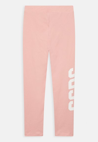 Leggings de algodão cor-de-rosa com uma textura suave. Apresenta um logótipo branco impresso verticalmente na parte inferior da perna esquerda. Design ajustado, comprimento total.