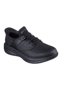 Scarpa sportiva nera con tomaia in pelle liscia, dettagli in rete, colletto imbottito e lacci. Presenta una suola in gomma testurizzata per una migliore aderenza.