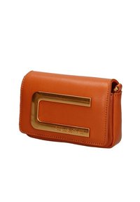 Clutch in pelle arancione con forma rettangolare, caratterizzata da un accento in metallo dorato e un design compatto. Texture liscia e dettaglio del logo in rilievo.