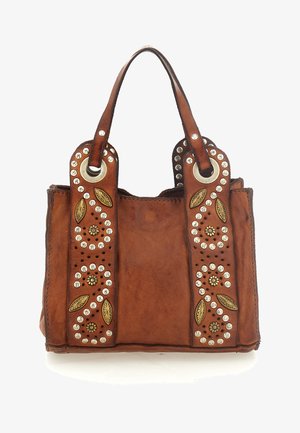 Borsa a mano in pelle marrone con manici arrotondati, decorata con borchie argento e accenti metallici a forma di foglia, caratterizzata da una superficie strutturata e una forma distintiva.