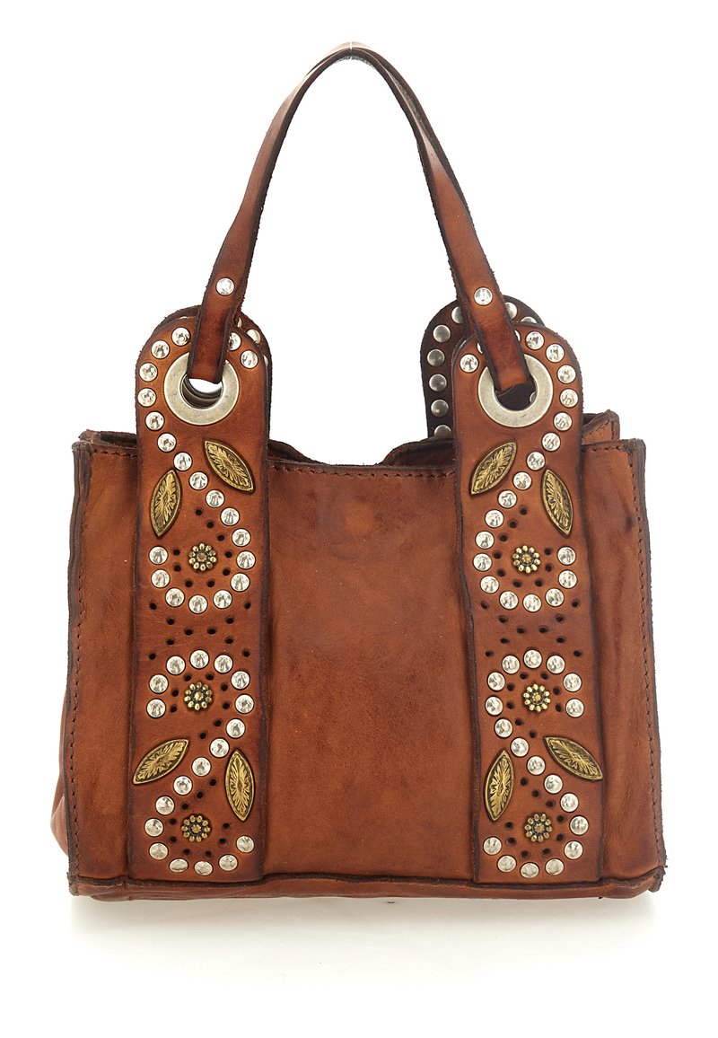 Borsa a mano in pelle marrone con manici arrotondati, decorata con borchie argento e accenti metallici a forma di foglia, caratterizzata da una superficie strutturata e una forma distintiva.
