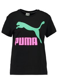Camiseta de algodón negra con un gran logo de puma verde saltando y el texto "PUMA" en rosa en el frente. Manga corta y cuello redondo.