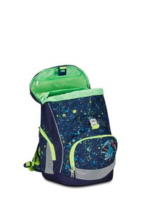 Zaino blu e verde con motivo splatter, compartimento principale con cerniera, spallacci imbottiti e tasca laterale con logo.