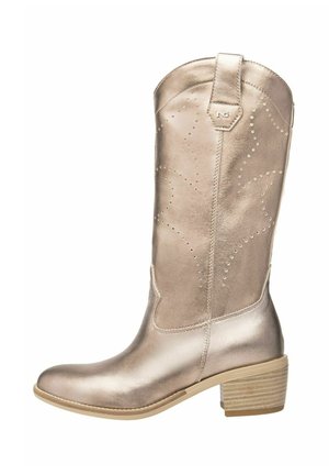 Botte montante en or métallisé avec un bout arrondi, des coutures décoratives et de petites perforations. Elle dispose d'un petit talon empilé et d'une texture lisse.