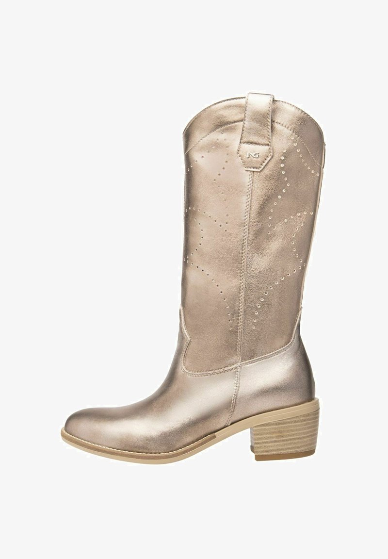 Kovově zlaté kozačky po kolena s kulatou špičkou, ozdobným prošitím a malými perforacemi. Mají nízký blokový podpatek a hladký povrch.