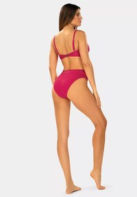 Fuksjowy zestaw bikini z fakturowanym braletem i majtkami z wysokim stanem. Posiada regulowane ramiączka i zapięcie na plecach.