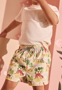 Katoenen shorts met een kleurrijke jungledierenprint in pasteltinten, voorzien van een elastische tailleband en een trekkoord voor een verstelbare pasvorm.