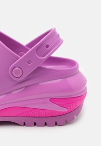 Crocs MEGA CRUSH UNISEX - Badesandaler - bubble