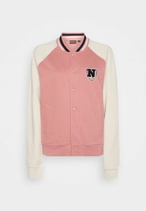 Pink og creme farvet varsityjakke med trykknapper, ribbet krave og ærmegab, frontlommer og et broderet mærke med "N 1987" på brystet.