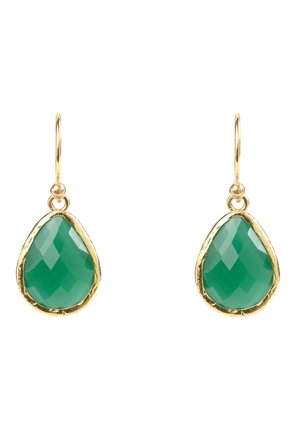 Boucles d’oreilles goutte en or avec des pierres précieuses vertes facettées en forme de goutte, serties dans des montures en or martelé.