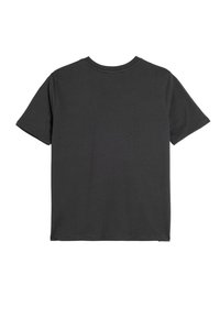 Camiseta de manga corta de algodón gris oscuro, con cuello redondo, diseño liso sin patrones ni acentos visibles, textura suave, vista trasera.