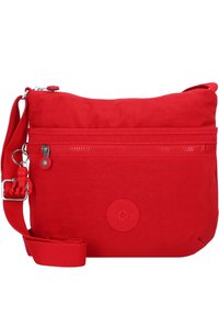 Rød stof crossbody taske med lynlåslomme, justerbar strop og rund logo-patch. Glat tekstur med en lille abe nøglering fastgjort.