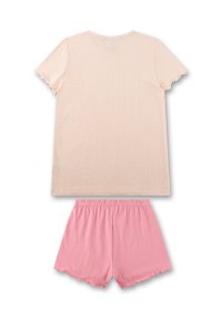 Gestreiftes pfirsichfarbenes kurzärmeliges Oberteil mit gewellten Kanten, kombiniert mit rosa Shorts mit gewellten Säumen, beide aus weichem Baumwollstoff gefertigt.