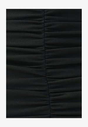 Črn material z vertikalnimi naborki, ki ustvarjajo teksturiran dizajn. Tkanina je gladka z rahlim leskom, kar poudarja nabrano podrobnost.