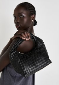 BRAIDED HANDBAG - Käsilaukku - black