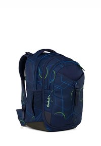 Zaino blu navy con motivi geometrici verdi e blu, spallacci imbottiti, tasca frontale e base robusta per la stabilità.