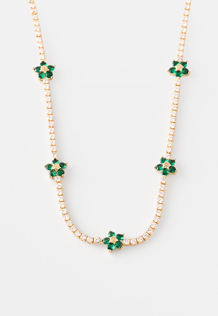Collana d'oro caratterizzata da una fila di pietre trasparenti con accenti floreali verdi, alternate a grappoli di gemme verde smeraldo.