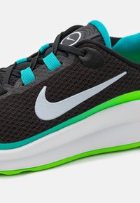Nike Performance INFINITY FLOW UNISEX - Tenisice za cestovno trčanje - black/football grey/aquamarine/green strike