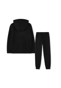 Czarny zestaw z bluzą z kapturem i joggerami wykonany z miękkiego materiału. Bluza posiada kaptur i ściągacze na rękawach; joggery mają elastyczny pas i zwężane nogawki.
