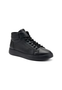 Zapatillas negras de caña alta hechas de cuero suave, con cierre de cordones, punta redondeada y suela de goma gruesa.