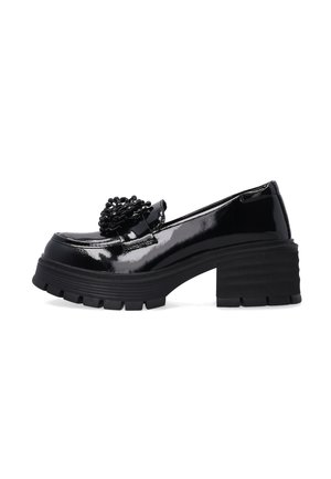 Sort skinnende loafer med chunky mønstersål og blokhæl, dekoreret med tekstureret sort perleklase på frontremmen.