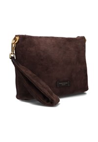 Clutch bag in suede marrone con forma rettangolare piatta, hardware dorato e una tracolla staccabile. Presenta un'etichetta con logo per il branding.