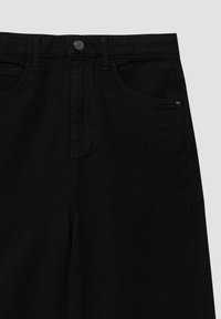 Zwarte denim jeans met een klassiek ontwerp, vijf zakken, een metalen knoopsluiting en subtiele stiksel details.