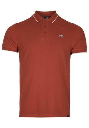 Koszulka polo koloru rdzawego wykonana z bawełny, z klasycznym kołnierzykiem, listwą z trzema guzikami oraz kontrastującym białym wykończeniem na kołnierzyku i rękawach.