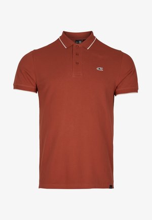 Polo couleur rouille en coton avec un col classique, une patte de boutonnage à trois boutons et une bordure blanche contrastante sur le col et les manches.