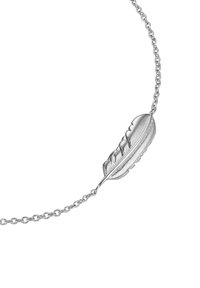 Silverfärgad fjäderhalsband med en detaljerad design, som innefattar en strukturerad kedja. Berlocken är formad som en fjäder med intrikata mönster.