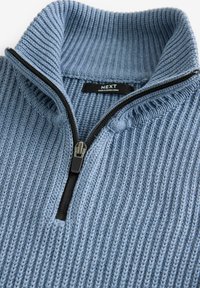 Maglione blu a coste con colletto alto e zip metà. Presenta un design a maglia testurizzato e un dettaglio in zip nera. Etichetta: NEXT.
