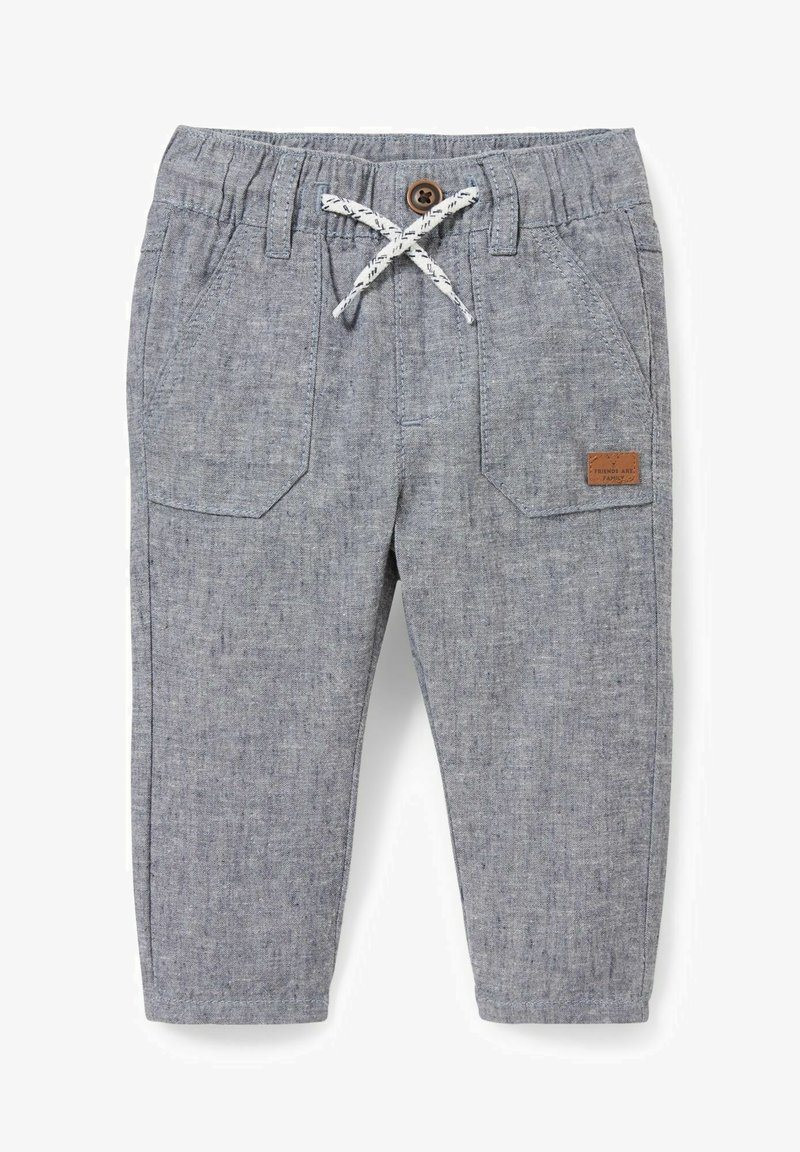 Pantalon pour tout-petit gris clair avec taille élastique, cordon de serrage blanc, deux poches avant, détail bouton, et petite écusson marron sur la poche droite.
