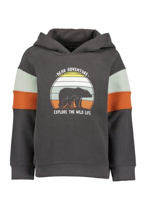 Mørkegrå hættetrøje med orange og lysegrå ærmestriber, med bjørnesilhuetter og teksten "Bear Adventure Explore the Wild Life."