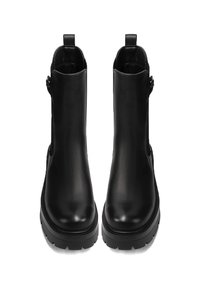 Stivaletti alla caviglia in pelle nera con una superficie liscia, forma dritta, suola piatta robusta e chiusura laterale con zip. I dettagli includono linguette per facilitare l'indossamento.