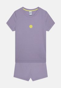 Lila randig kortärmad tröja och matchande shorts, med en liten gul cirkeldesign på framsidan och en kontrasterande gul halsringning.