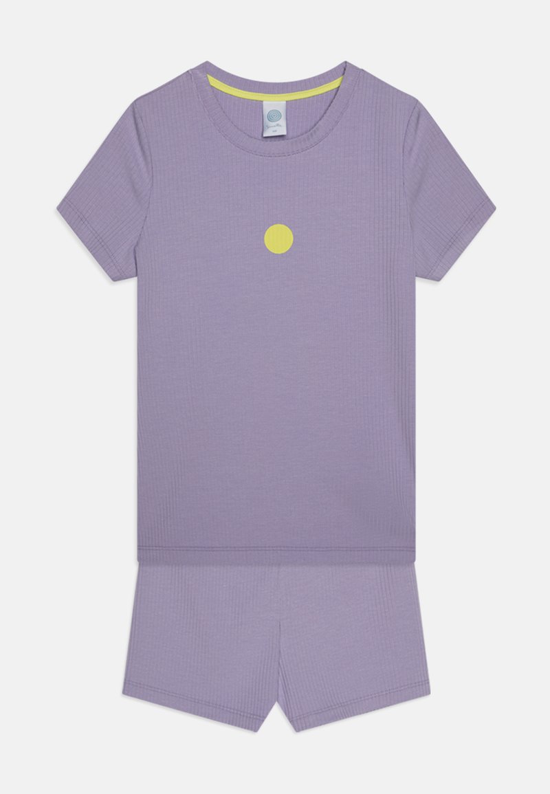 Lila geripptes Kurzarmhemd und passende Shorts, mit einem kleinen gelben Kreisdesign auf der Vorderseite und einem kontrastierenden gelben Ausschnitt.