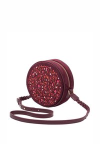 Borsa a tracolla circolare in suede bordeaux con ricami floreali in rosso, arancio e verde. Presenta una tracolla intrecciata e una zip dorata.