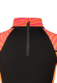 La combinaison de plongée présente un corps noir avec des imprimés zèbre orange vif et rose au niveau du col et des côtés. Comprend un détail de fermeture éclair central.