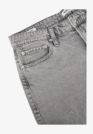 Jean en denim gris avec une taille standard, deux poches avant rivetées, et un tissu texturé avec une légère brillance.