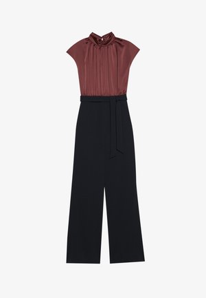 Macacão de uma peça com uma blusa de seda bronze com pregas e uma parte inferior de perna larga preta, preso com um cinto de cintura correspondente.