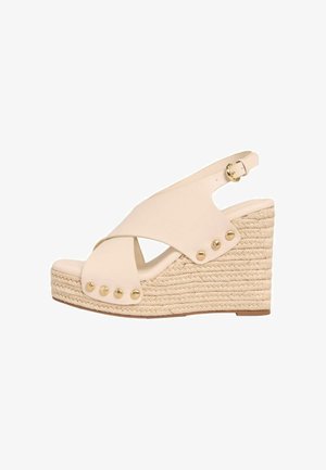 Beiza krusta siksnu sandaļa ar ieaugtu papēdi, regulējamu potītes siksnu, austas jūras zāles zoli un zeltainiem uzplečiem kā akcentiem.