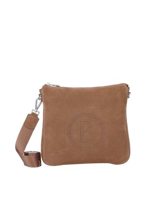 Sac bandoulière en daim marron avec un logo "B" circulaire perforé sur le devant et une bandoulière réglable avec des ferrures argentées.
