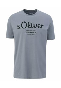 Hellblaues kurzärmeliges T-Shirt mit schwarzem Text "s.Oliver ELEVATED ESSENTIALS SINCE 1969" auf der Vorderseite, Rundhalsausschnitt.